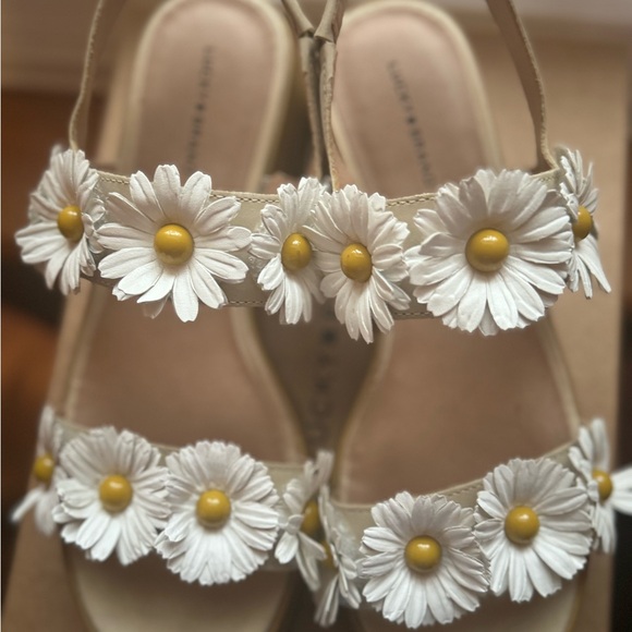 Lucky Brand Sandals in original box; Style LK-JULEII; Color-STUCCO - Picture 3 of 8